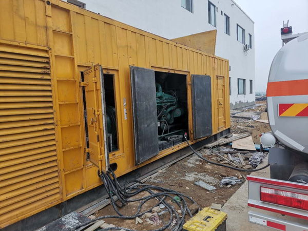 西陵如何在发电机出租合同中约定设备的维修和保养责任？